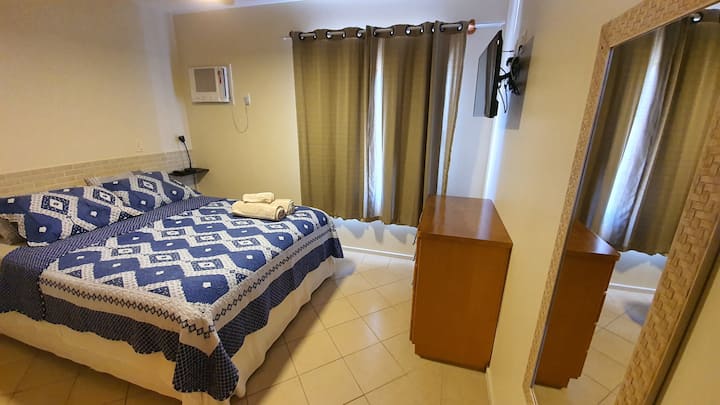 Спалня с 32 - инчов смарт телевизор, двойно легло, топъл/студен климатик и вентилатор на тавана.