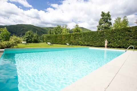 Villa + dependance in Tuscany (9 sleeps)