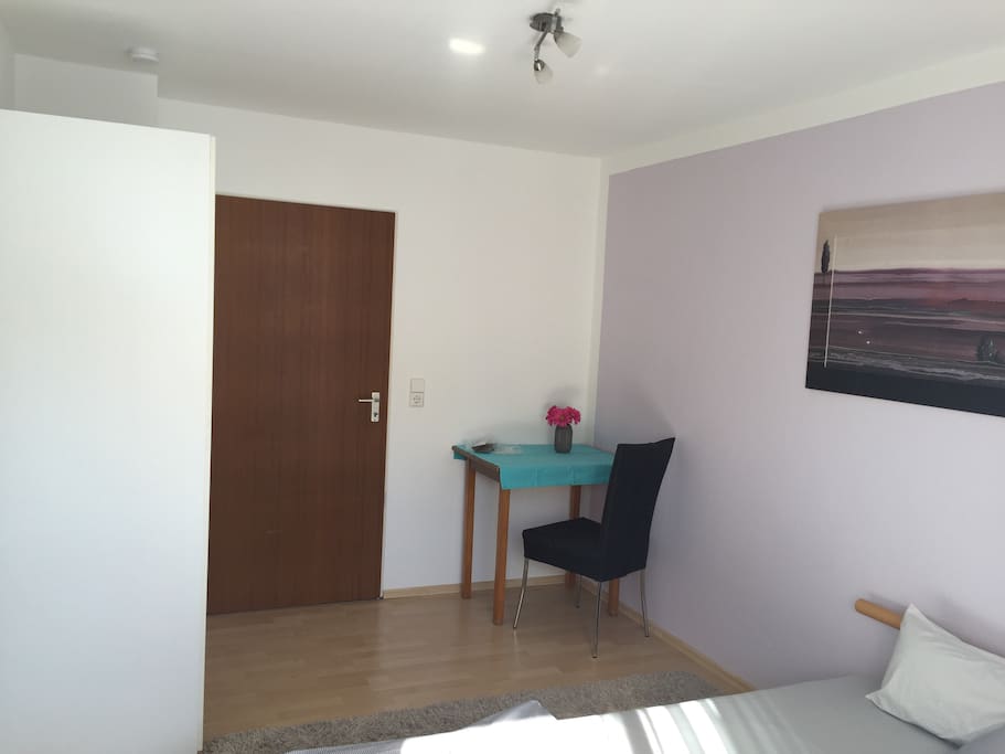 das Zimmer hat eine zusätzliche Sitzgelegenheit