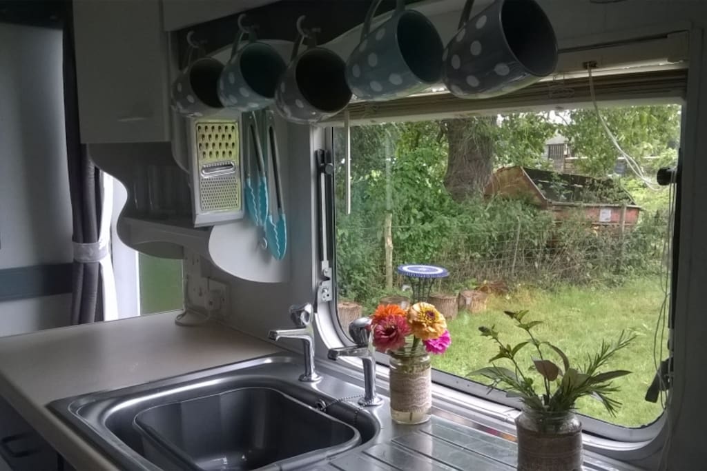 Kitchenette: sink, fridge, oven, kettle, toaster, small hob, slow cooker