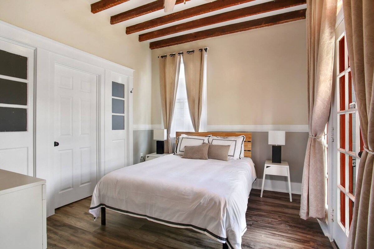 Spálňa 5. 1 manželská posteľ, komoda, zatemňovacie závesy, spojovacie dvere do spálne 4. Nezobrazuje sa: televízor Roku. (Poznámka: fotka je kráľovná, ale teraz je to kráľ.)