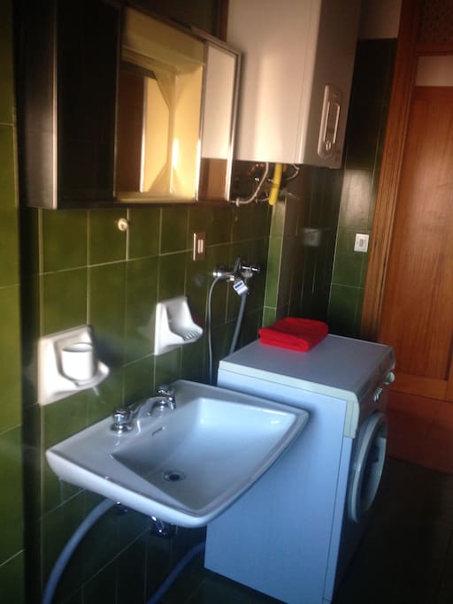 Bagno, dotato di lavatrice, bidet e doccia