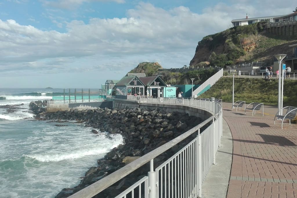 this is located only 10min drive or a good 30min walk to cafes and beach