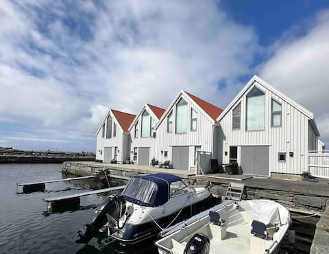 Holiday home with quay