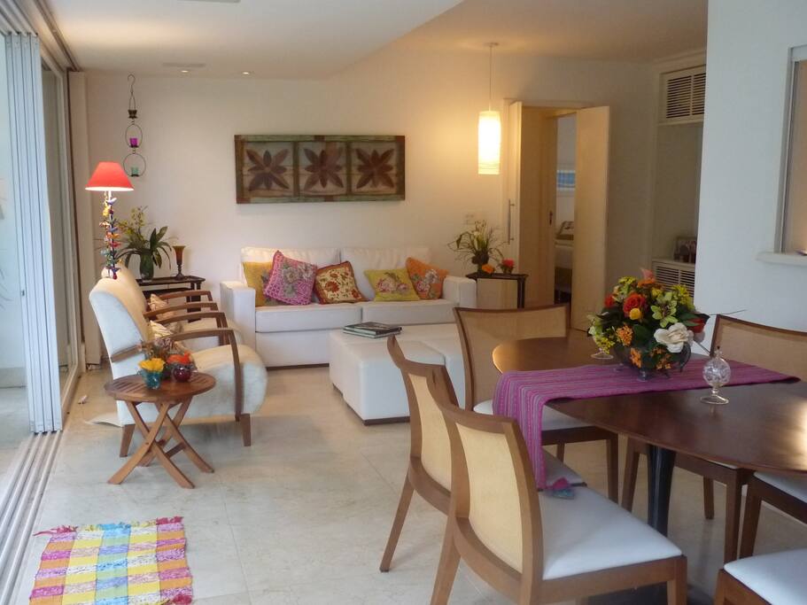 Sala de Estar com Sofá, Poltronas, Mesa de Jantar, TV e Ar Condicionado Sprint