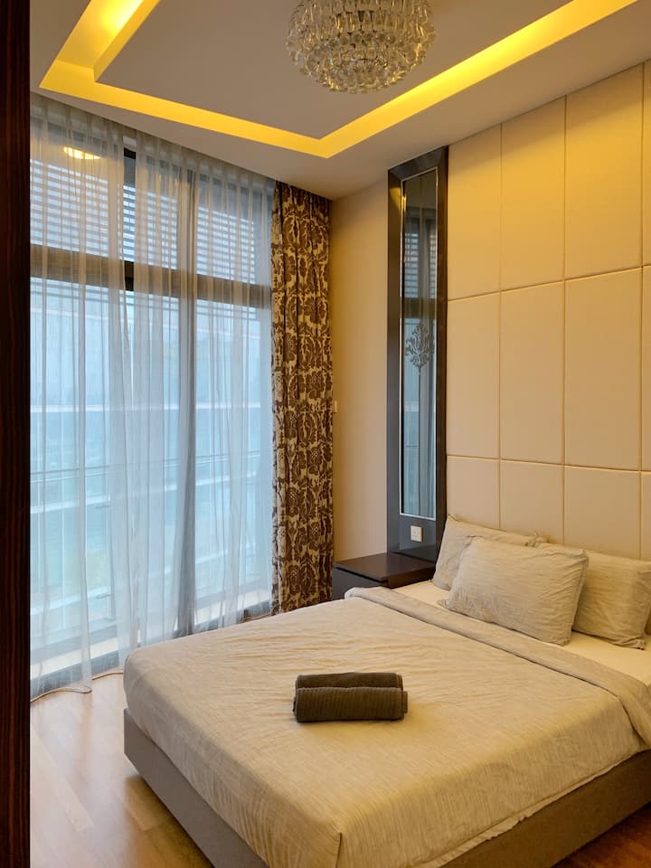 Master Bedroom:

- 1 Queen bed
- Taulo 2 za kuogea
- Bafu lenye Beseni la Kuogea na Bafu la Kusimama
- Kabati