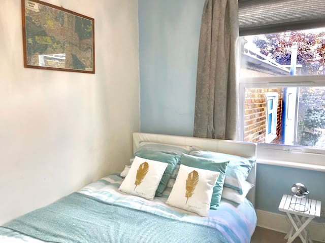 Bright double near station in Peckham zone 2