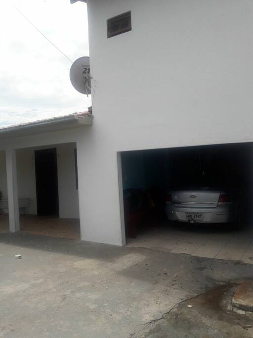 Garagem coberta para 2 carros e mais 2 na área descoberta!
