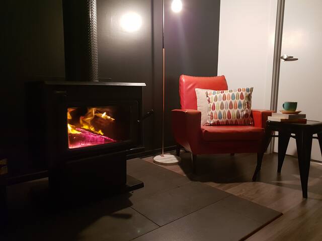 Boomers Retreat, log fire, water views, pub-400m gallery image 2