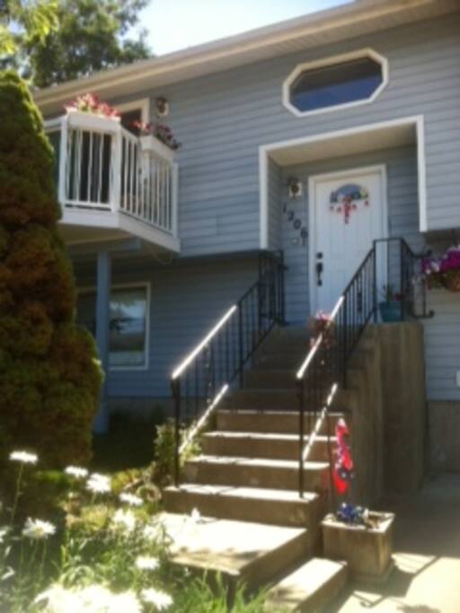 2-story duplex with 3BR/1.75 bath