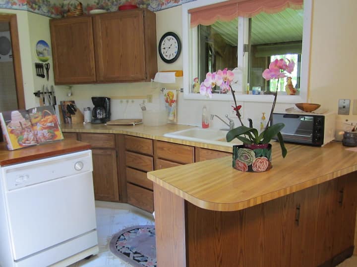 Hilltop Getaway With Sunset Views Houses for Rent in Newland, North