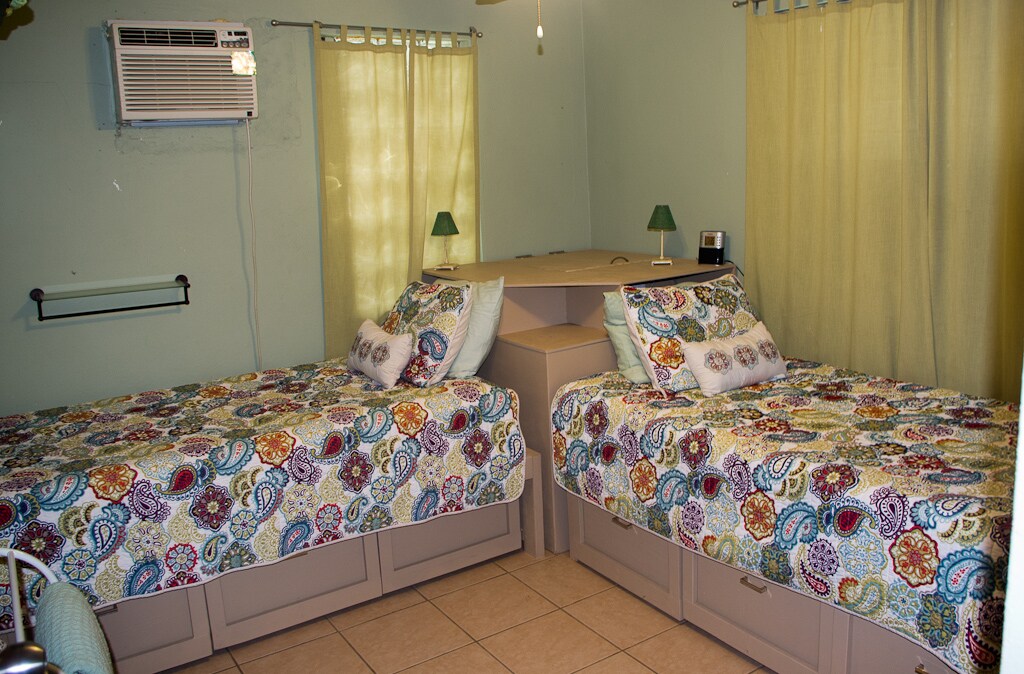 ห้องนอนที่ 3 มีเตียงแฝด 2 หลังซึ่งนอนได้คนละ 1 คน มีการติดตั้งเครื่องปรับอากาศและพัดลมเพดาน