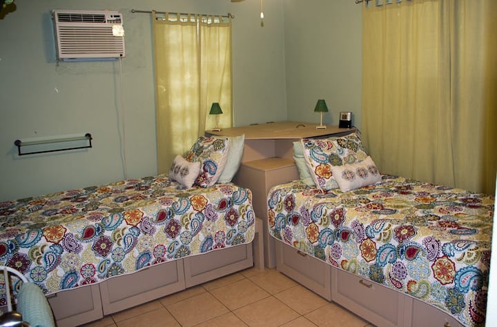 Во третата спална соба има два брачни кревета (широки 125 - 149 см) во кои спие по едно лице. Инсталирани се клима уред и вентилатор на таванот.