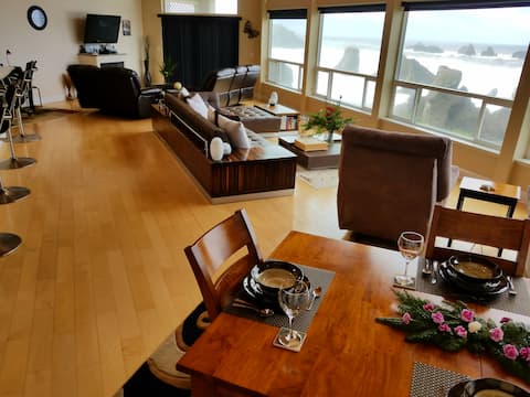Unobstructed Oceanfront Luxury home PET FREE