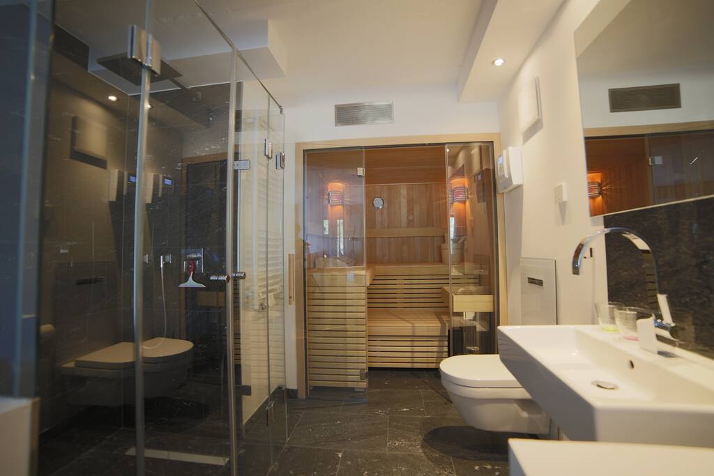 Bad mit Sauna und Regendusche