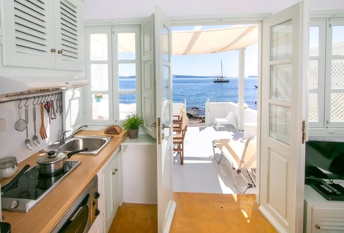 Armeni Beach House – with private boat service! gallery image 2