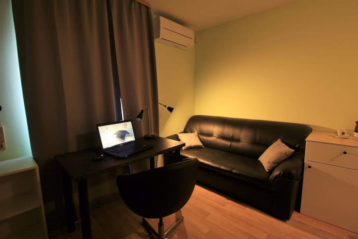 Krásný jednolůžkový pokoj s vlastní koupelnou