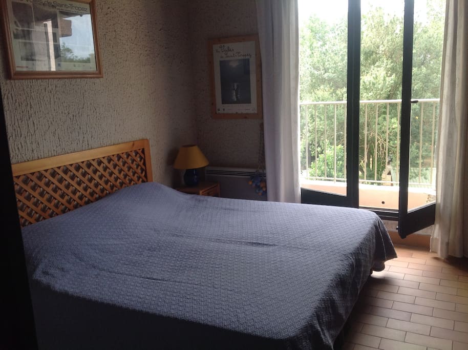Chambre avec grand lit en 180