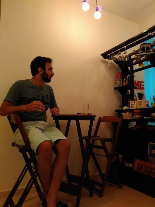 Tem esse rapaz que vira e mexe aparece aqui pra filar o álcool do nosso bar, garantimos que ele é boa pessoa!