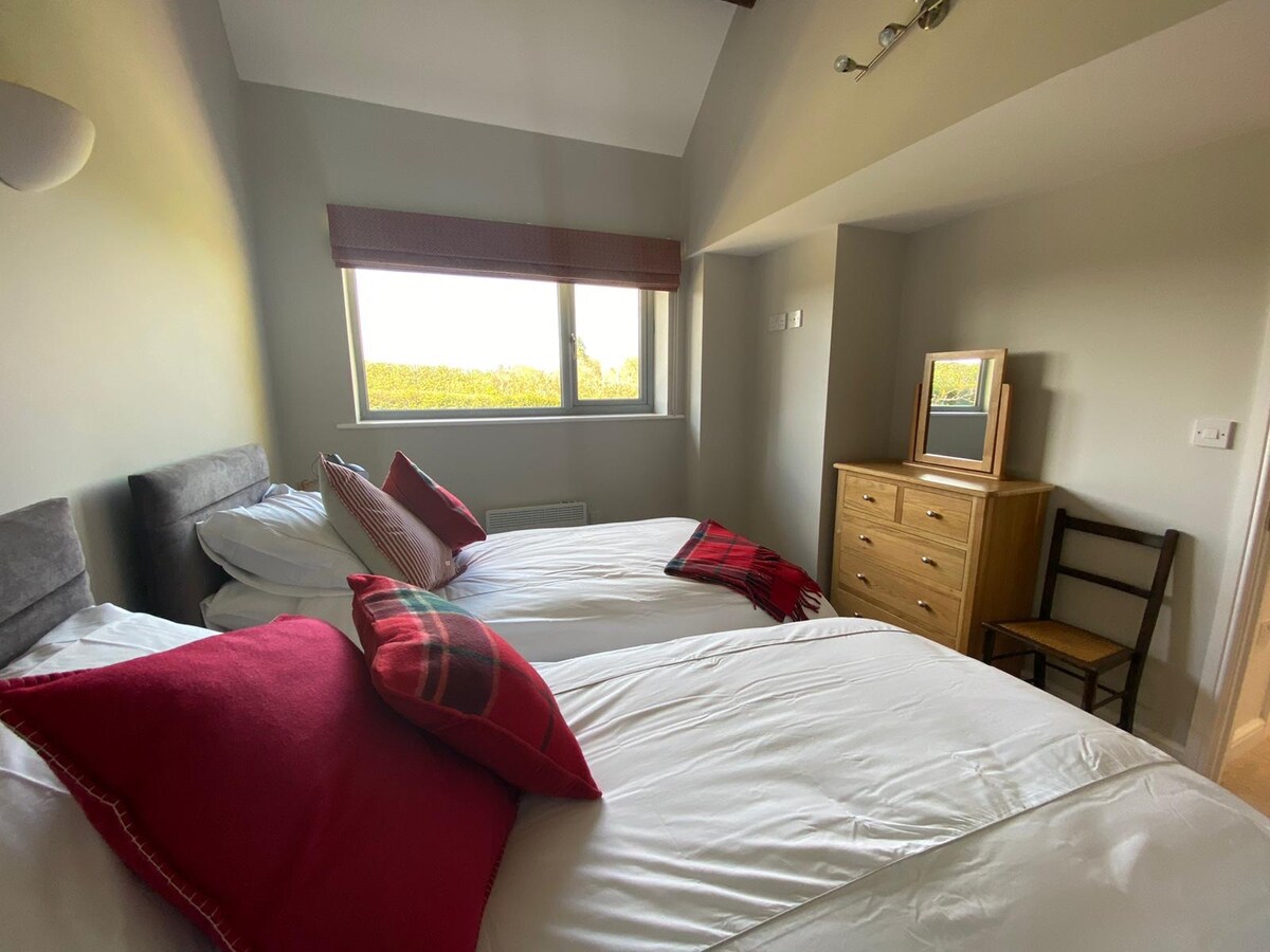 ห้องนอน 2 มีเตียงซิปและเตียงเชื่อมโยงอีกครั้ง ที่นี่จัดเป็นห้องเตียงแฝดหรือจะเป็นเตียงซูเปอร์คิงไซส์เดี่ยวก็ได้  ห้องอาบน้ำฝักบัวเข้าถึงได้จากทางเดินและไม่มีประตูส่วนตัวภายในห้อง 