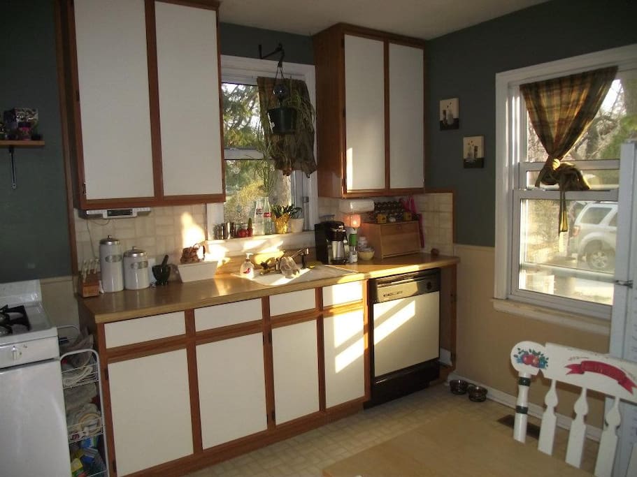 Cozy cottage kitchen- feel free to use