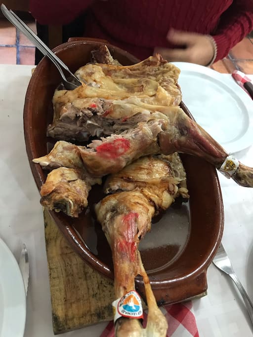 Cordero Lechal autóctono en Horno de leña en las 3 BBB , a 40 metros de la Casa.