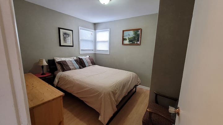 Chumba cha kulala 1: kitanda cha ukubwa wa malkia