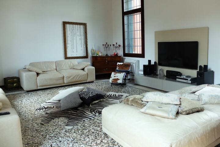 Charming Palazzo Mocenigo in the heart of Venice gallery image 4