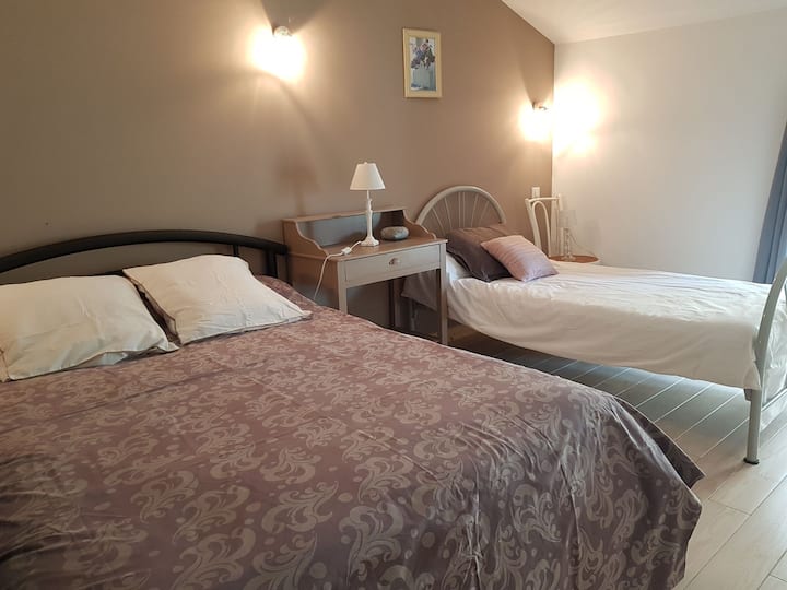 Velika spavaća soba: jedan krevet 140
Krevet 90 kreveta
Dječji krevetić Ormar 
za odlaganje 