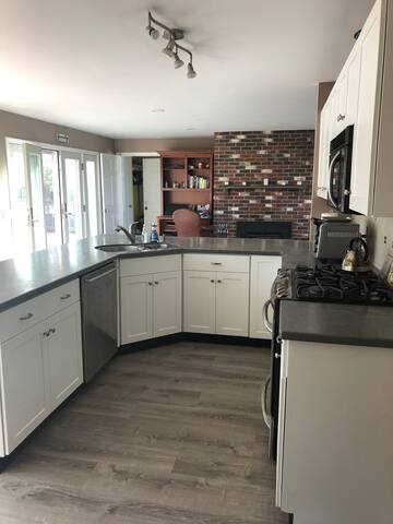 Pool! Great for families! Close to Newport! gallery image 3