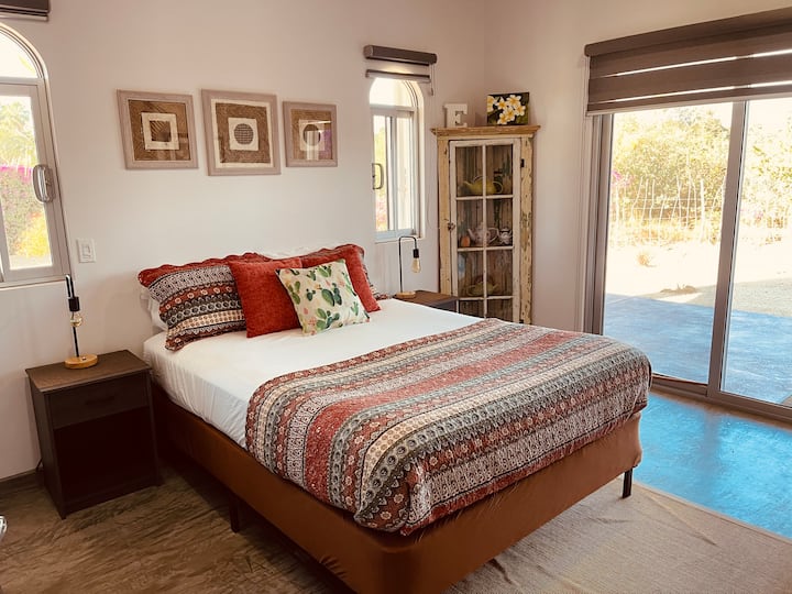 Სამხრეთი საძინებელი; პირველი სართული. საწოლი 152 × 203 სმ.