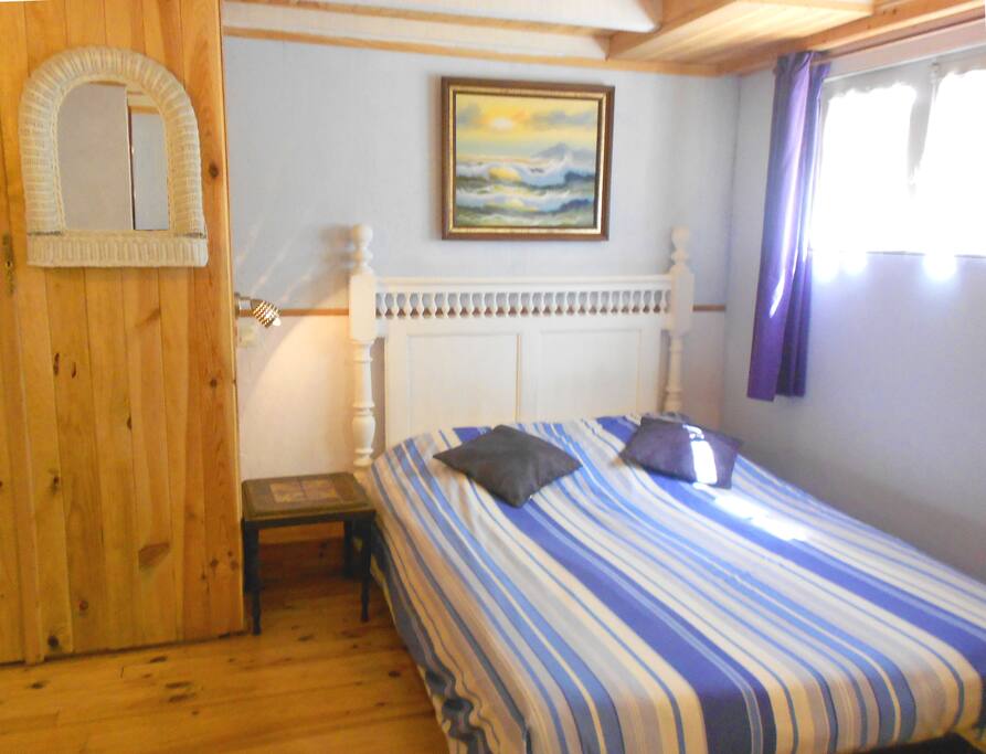 Une première vue de la deuxième chambre avec coin salon