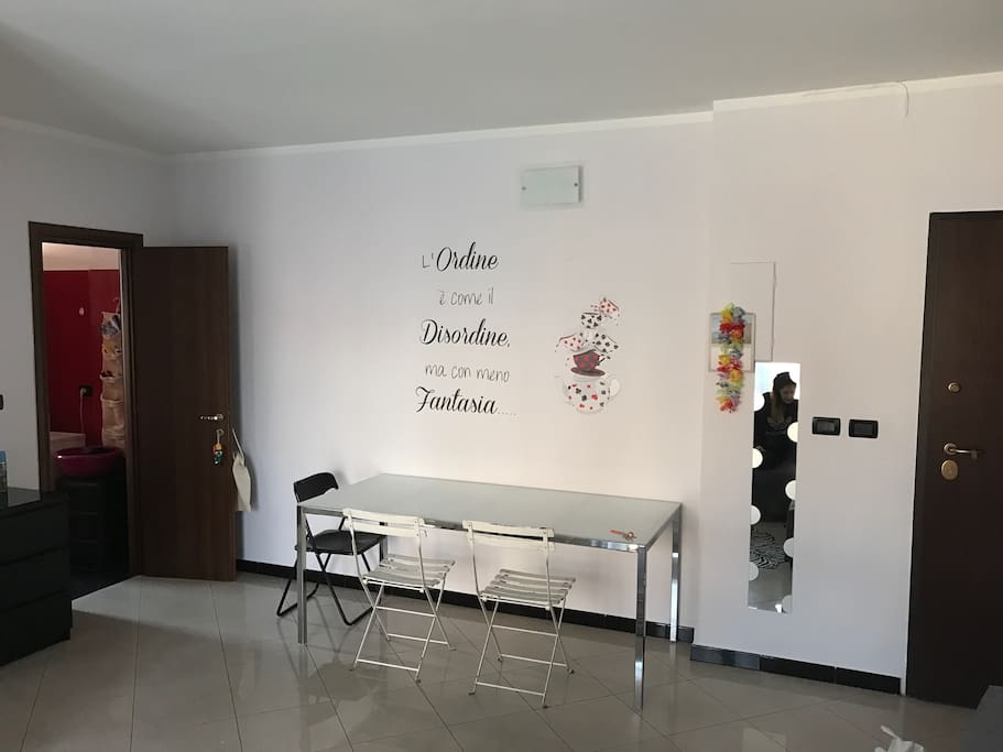 Tavolo soggiorno con porta blindata d'entrata, specchio e porta su bagno