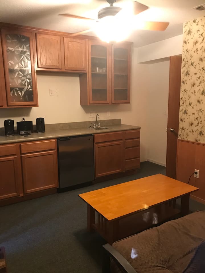 Denník na prízemí s mini chladničkou a barovým drezom