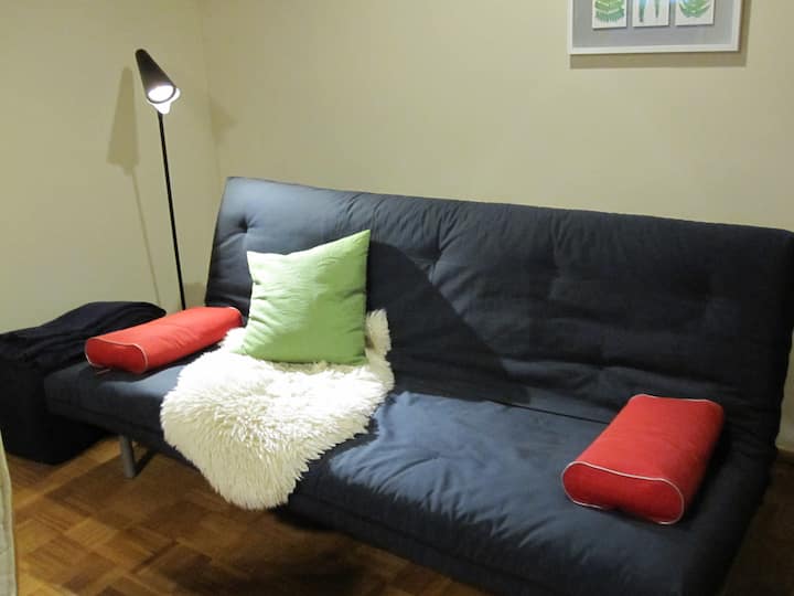 Divan/divan krevat (1.40 m i gjerë dhe si krevat i mbuluar shtesë me mbulesë)