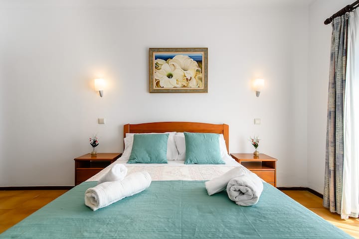 Habitación con cama matrimonial, con baño privado (1er piso). Con balcón con vistas al mar y al campo.