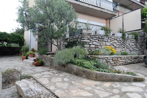 Popular Airbnb listing: Apartment Lavanda Mala with private parking space in Općina Bilice
