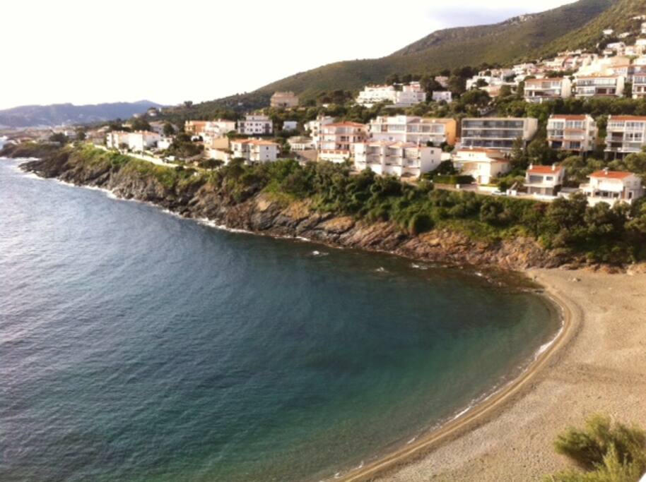 la plage en bas de l'appartement
