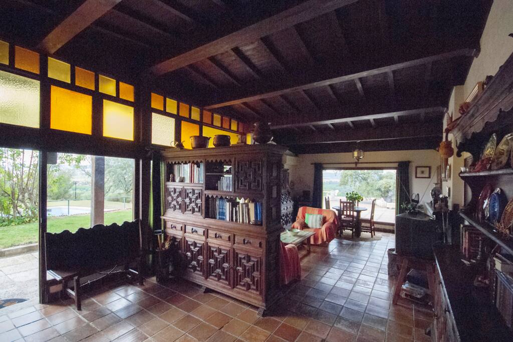 Salón con chimenea y vistas al jardín