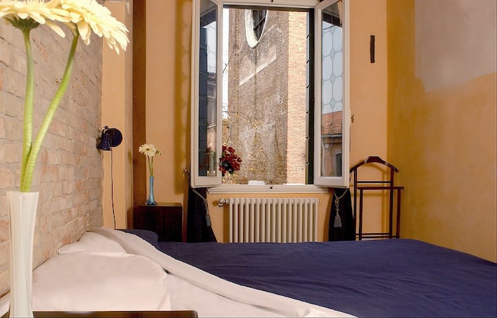 Спална соба - поглед на прозорец