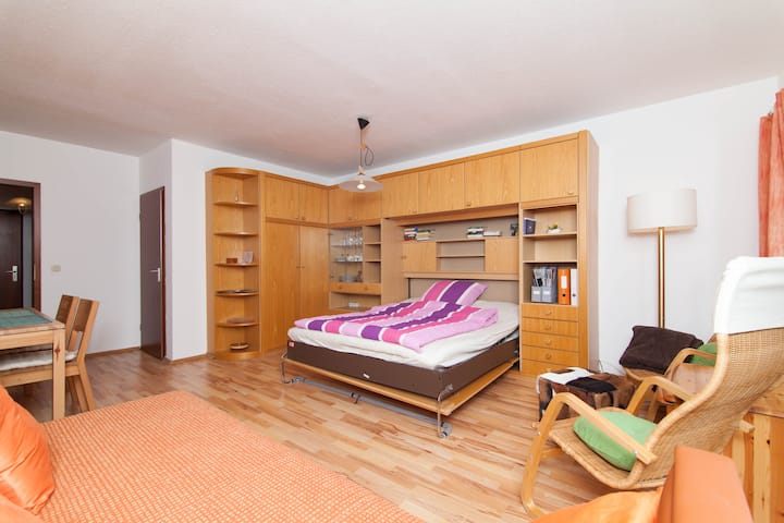 Krevati i palosshëm mund të paloset, kur nuk përdoret. 