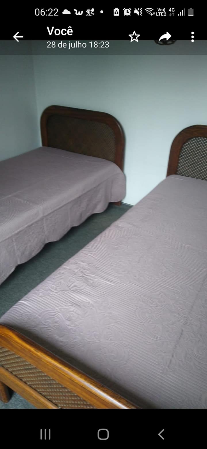 Единични легла в първата спалня.