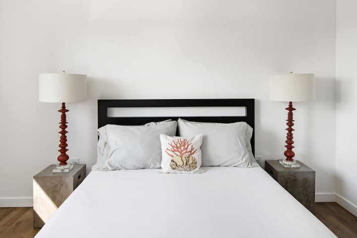 Queen size beds and luxury bedding.