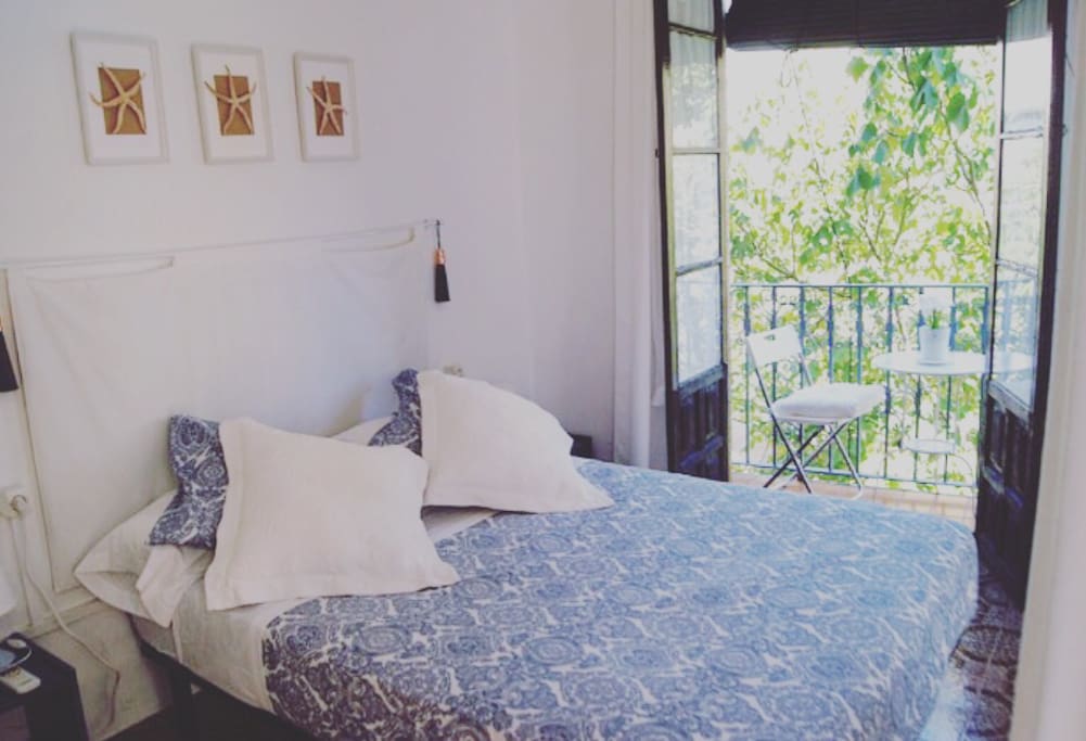 dormitorio con balcon exterior