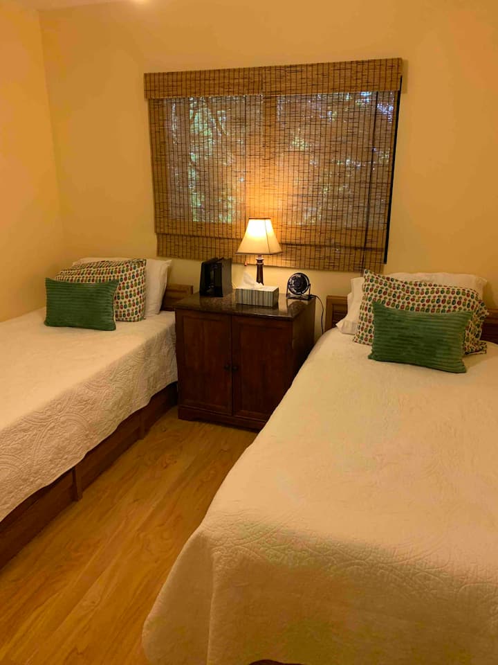 Cuarto dormitorio con dos camas individuales.