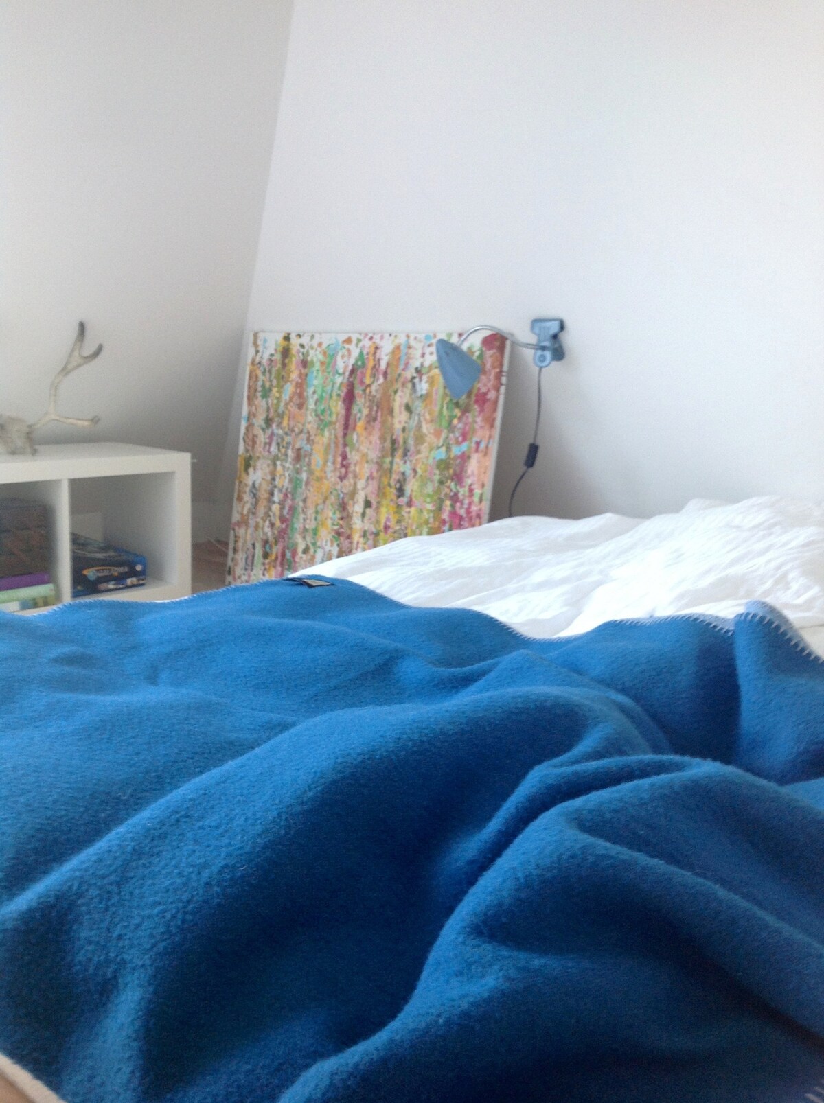 Slaapkamer met kingsize bed