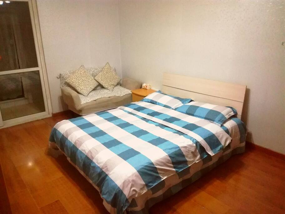 干净整洁的床品,选用大品牌晋帛,并且保证每客一换,给您舒适的体验