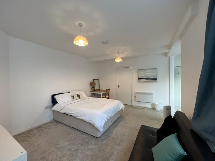 A Spacious flat in a quite high street in Poole Apartments for Rent