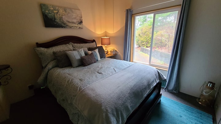  Queen bedroom with quality mattress and linens