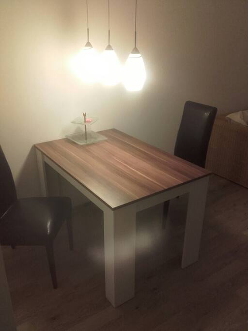 Esstisch mit zwei Stühlen